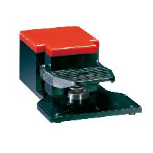 Interruttore a pedale serie k, a pedale singolo, con movimento libero, custodia plastica, esecuzione aperta. Contatti 1na+1nc a scatto - LOVATO KG100S11 product photo